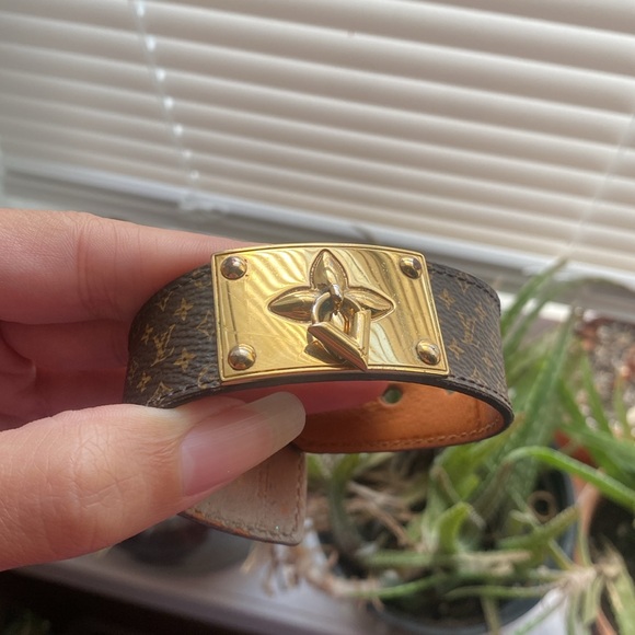 Louis Vuitton Monogram Nano Essential V Bracelet 17 - Picture 5 of 6